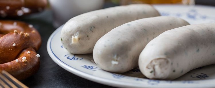 Jak  przygotować białą kiełbasę, by nie straciła smaku i koloru?