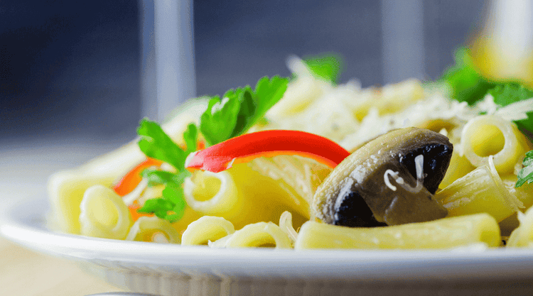 Sałatka z pieczarkami i makaronem 