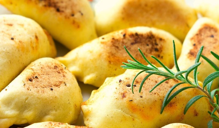 Pierogi bez gotowania z serem i szczawiem. Chrupiący pomysł na wyjątkowy obiad