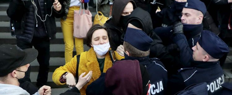 Czy policjanci powinni mieć na mundurze naszywkę z nazwiskiem? Lewica chce końca anonimowości funkcjonariuszy