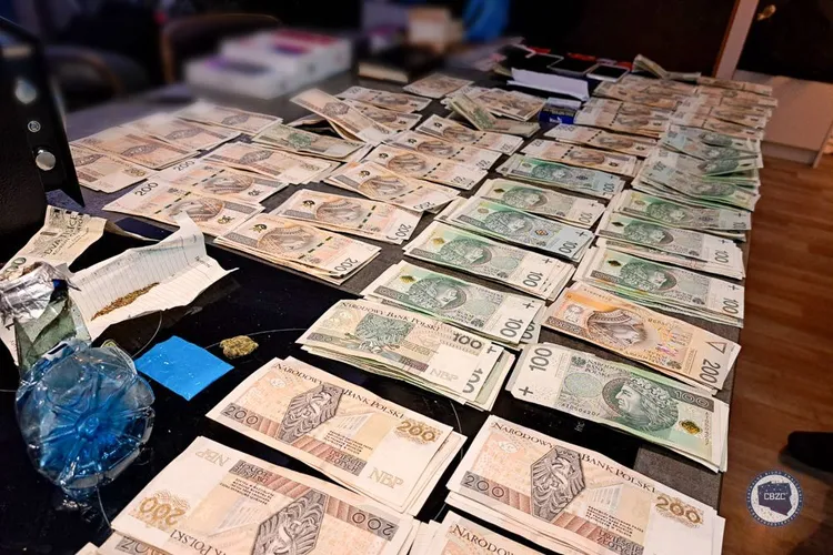 Oszuści podszywający się po banki w rękach policji. Zabezpieczono złoto, gotówkę i biżuterię