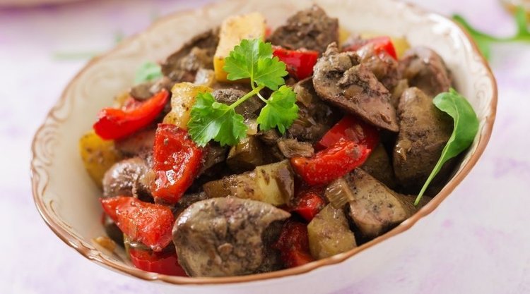 Pyszna, gotowana wątróbka z dodatkiem warzyw