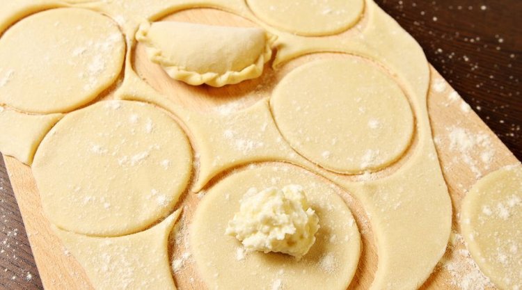 Jak zrobić idealne ciasto na pierogi? Nigdy nie pomijaj jednego składnika