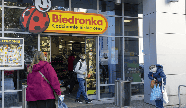 Nowa promocja Biedronki przyciąga tłumy. W dobrych cenach mleko, mięso, cukier