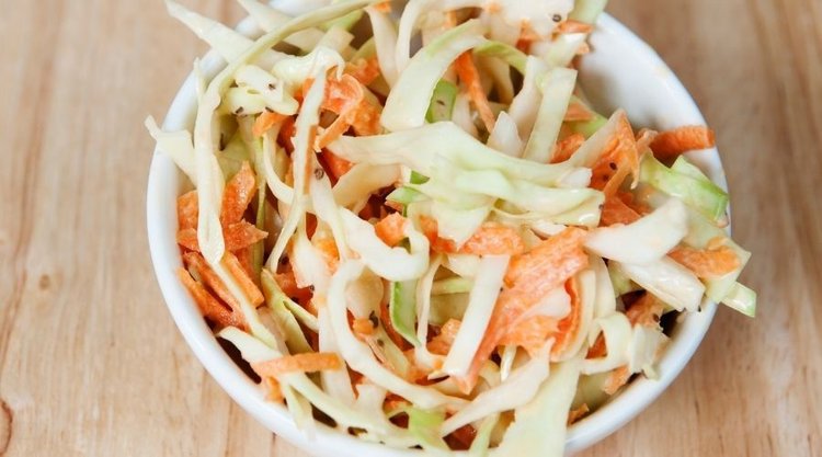 Obłędny Coleslaw z dodatkiem żurawiny. Słynny klasyk w nowej odsłonie