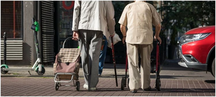 Waloryzacja emerytur i rent 2022. Są już wstępne wyliczenia, wiadomo ile zyskają seniorzy