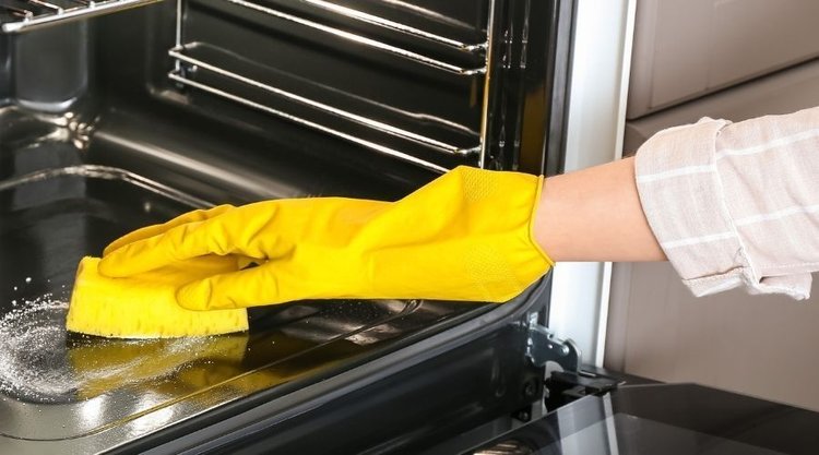 Jak skutecznie wyczyścić piekarnik, aby lśnił czystością? Najlepsze domowe sposoby