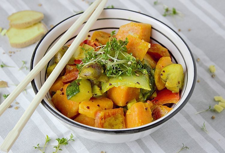 Kokosowe curry z ciecierzycą, batatami i szpinakiem