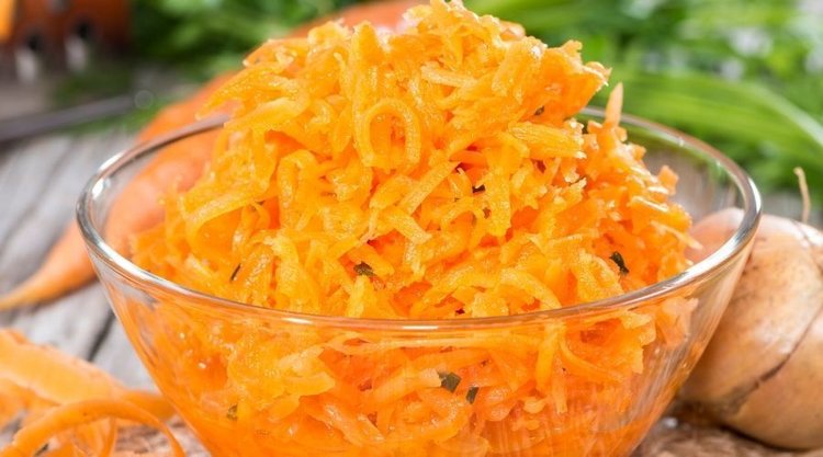 Klasyczna, lekko pikantna surówka z tartej marchewki 