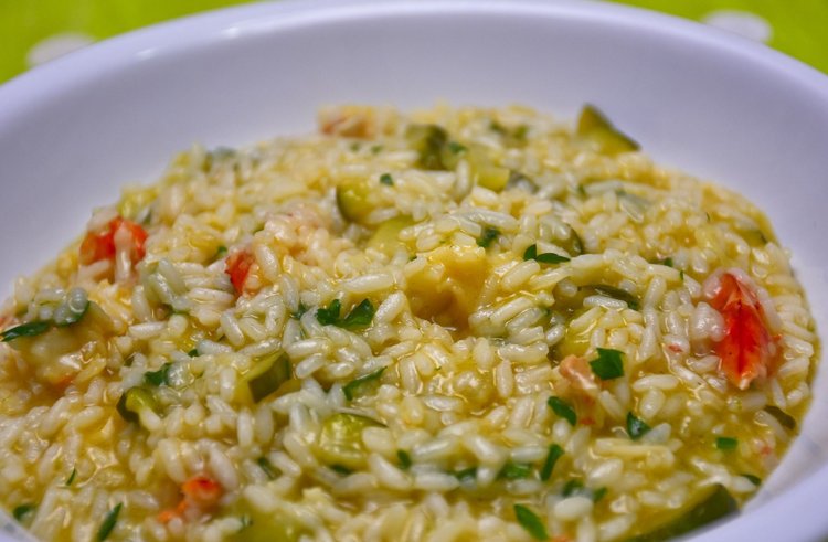 Risotto z cukinią, chili i chrupiącym boczkiem