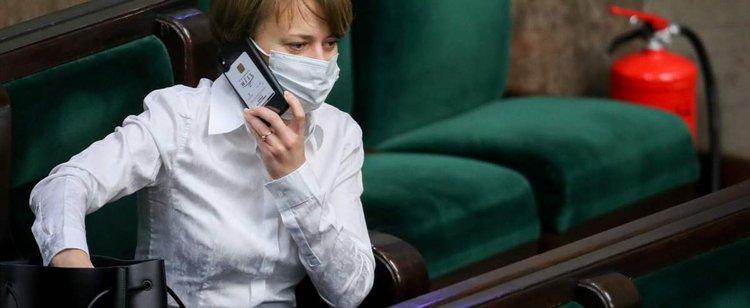 Jadwigi Emilewicz obostrzenia nie dotyczą. Bez licencji jeździła po stoku z synami, teraz nikt nie chce jej bronić