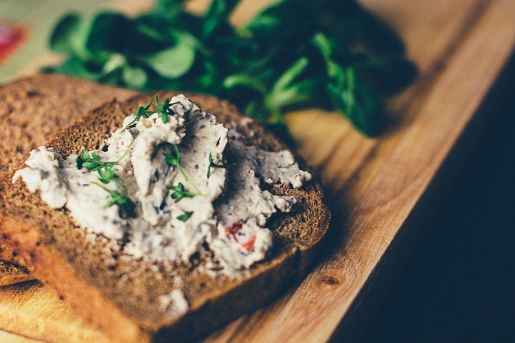 Charakterna pasta z wędzonej ryby z jajkiem, ogórkiem kiszonym i cebulą