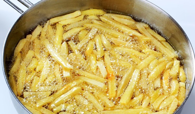 Jak usmażyć idealne frytki? Mistrzowie kuchni zawsze pamiętają o 1 sztuczce 