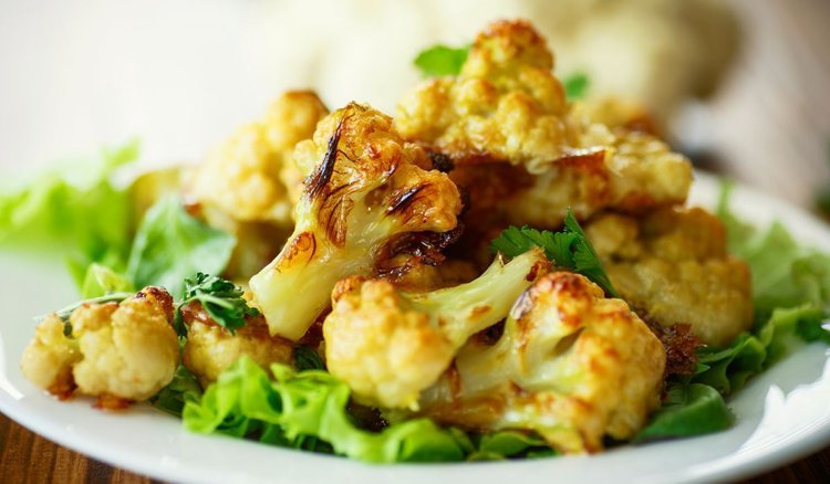 Pieczony kalafior z curry. Pyszna przekąska z niewielkie pieniądze