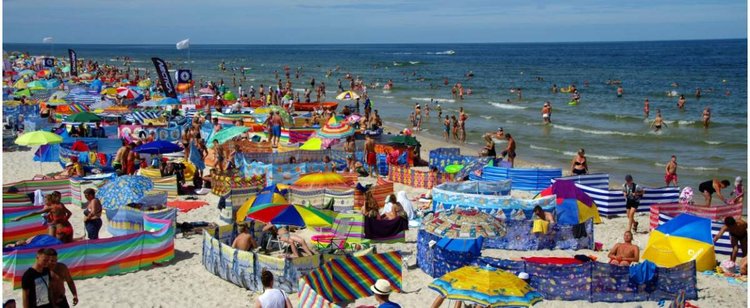 Głośne puszczanie muzyki na plaży wiele osób doprowadza do szału. Powinno być zakazane?
