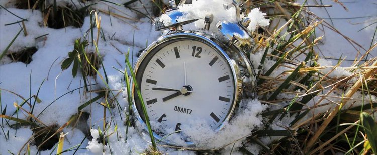 Zmiana czasu na zimowy już w ten weekend. Pociągi staną, a niektóre banki zapowiedziały przerwę techniczną