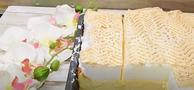 Lekki jak piórko i nieziemsko pyszny. Zdradzamy krok po kroku, jak zrobić sernik z rosą