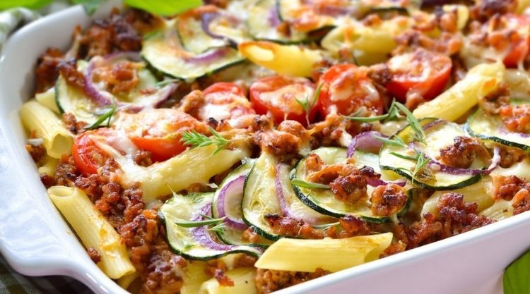 Cudowna zapiekanka z mięsem mielonym i cukinią. Smak sezonu