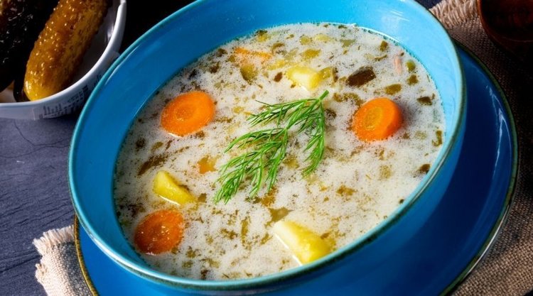 Bogata w smak, konkretna zupa ogórkowa od mamy Karola Okrasy