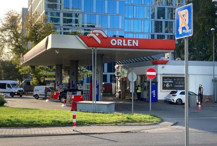Rabat na paliwo dla księży. Orlen tłumaczy: „to standardowa umowa”
