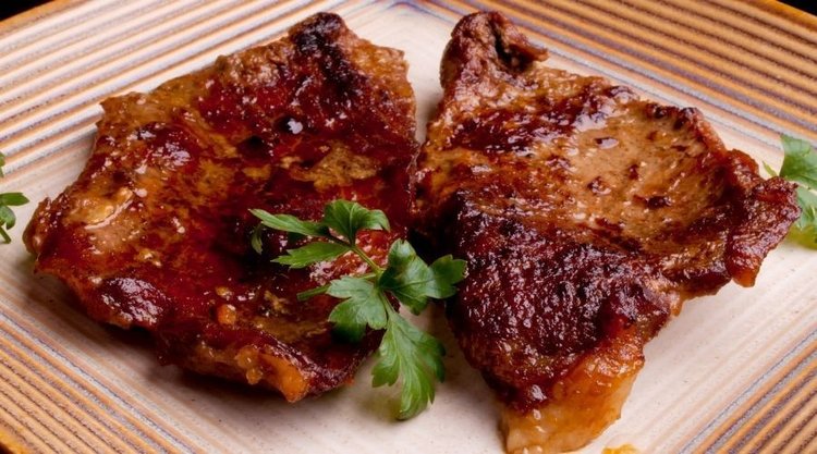 Krucha i soczysta karkówka pieczona w plastrach. Prosty pomysł na pyszny obiad