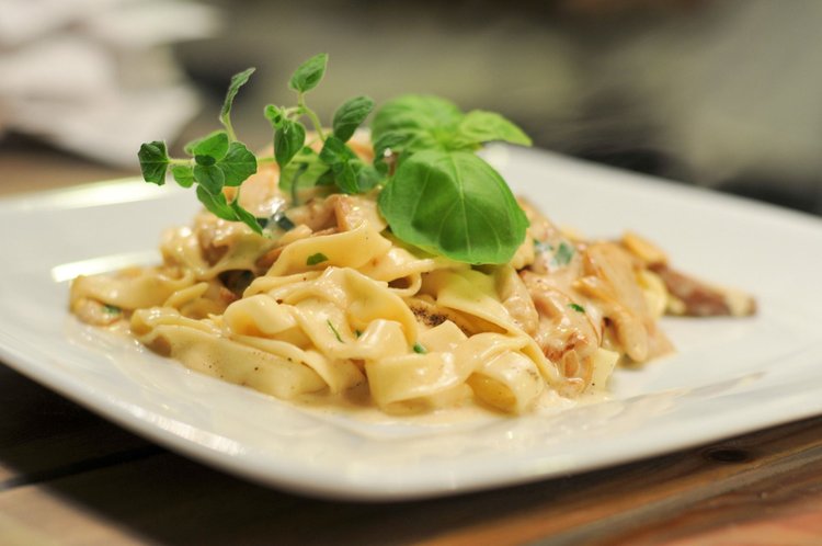 Makaron wstążki (pappardelle) z borowikami