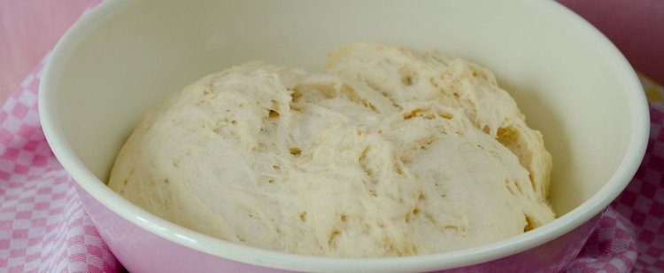 Najszybszy przepis na ciasto drożdżowe z lodówki w 5 minut. Wyjmiesz i w chwilę zrobisz najlepszy wypiek
