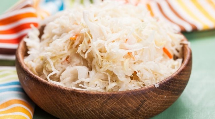 Surówka z kiszonej kapusty, która krzepi na jesień - szybka porcja zdrowia