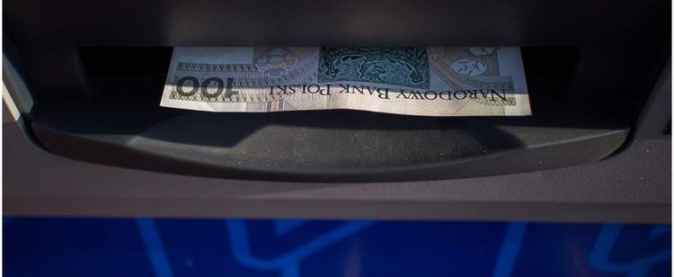 Skorzystasz z bankomatu i doliczą sowitą prowizję. Ale jest jeszcze szansa na darmowe wypłaty