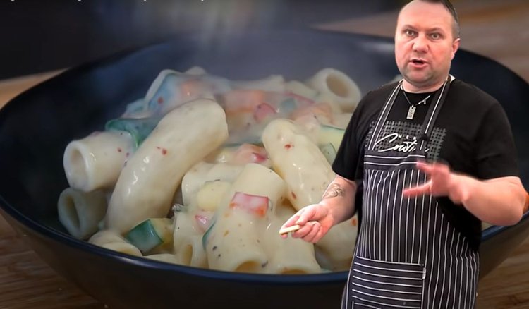 Aksamitny makaron w sosie z warzywami od Tomasza Strzelczyka. Szybki i tani obiad