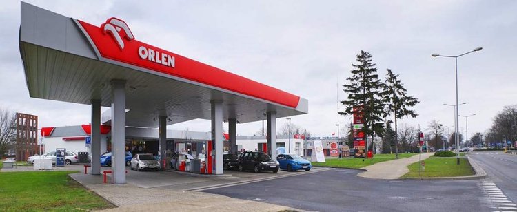 Rabaty na paliwo z Orlenu. Rząd chce poszerzyć uprzywilejowaną grupę