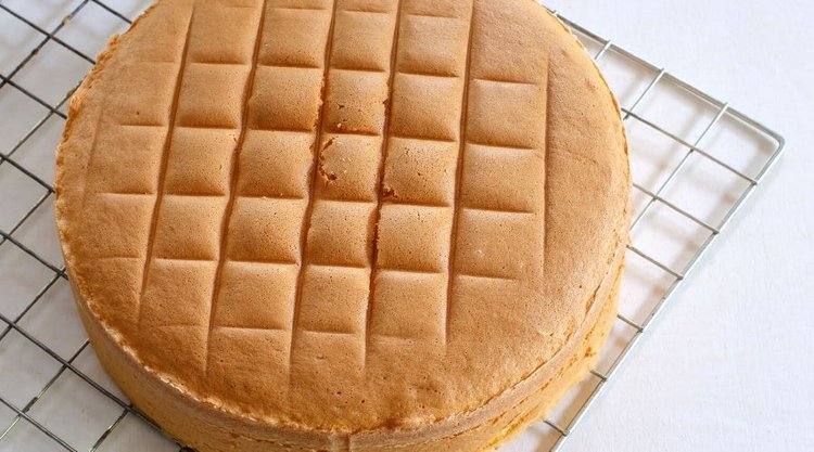 Dlaczego warto dodać olej do biszkoptu?