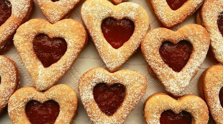 Ciastka w kształcie serca przekładane dżemem. Idealne na walentynki