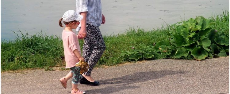 Ile zarabia niania? Jedna rodzina za pół etatu proponowała spory majątek