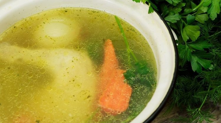 Jak się pozbyć oczek w rosole?