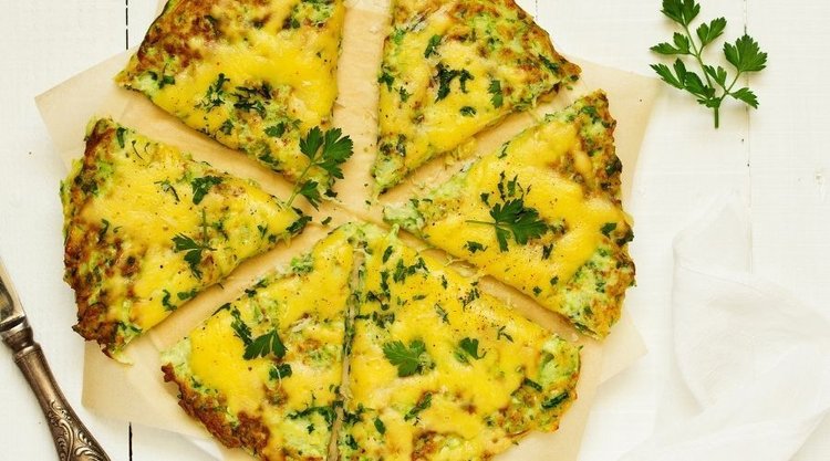 Chrupiąca pizza z cukinii z dodatkami