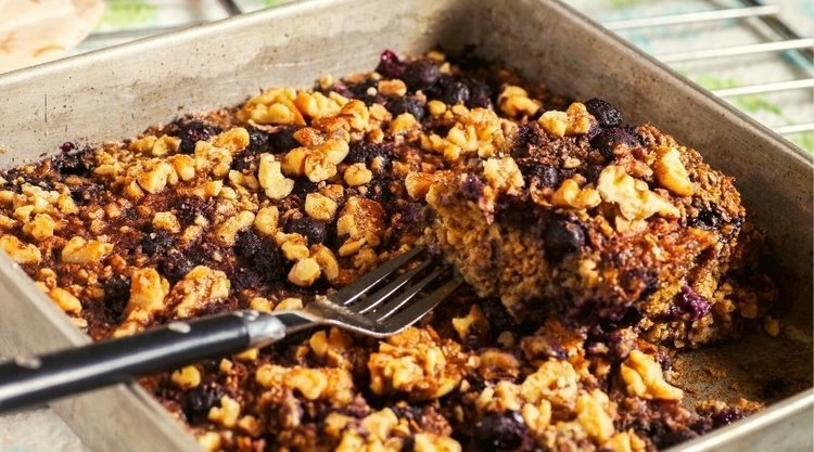 Pyszna i pożywna pieczona owsianka. Ideał na śniadanie