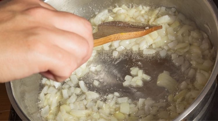 Jak dobrze zeszklić cebulę? Wyjaśniamy krok po kroku 
