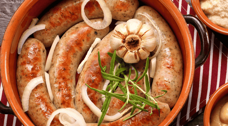 Wyśmienita biała kiełbasa pieczona z cebulą. Dokładki będą nieuniknione