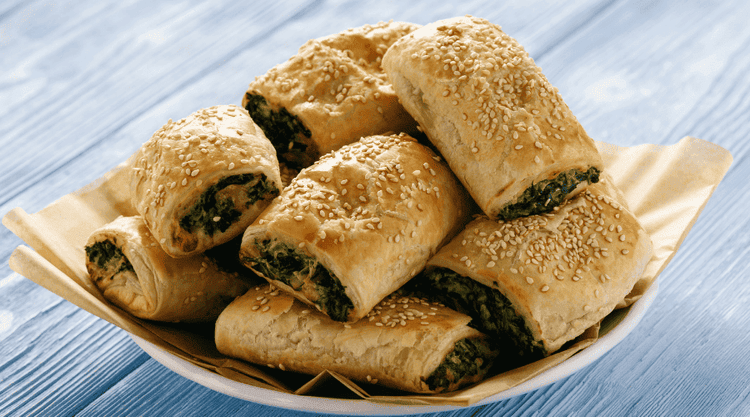 Błyskawiczna kolacja na ciepło - ciasto francuskie ze szpinakiem