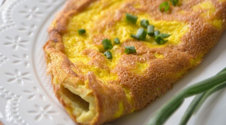Prosty sposób na puszysty omlet. Pokocha go cała rodzina