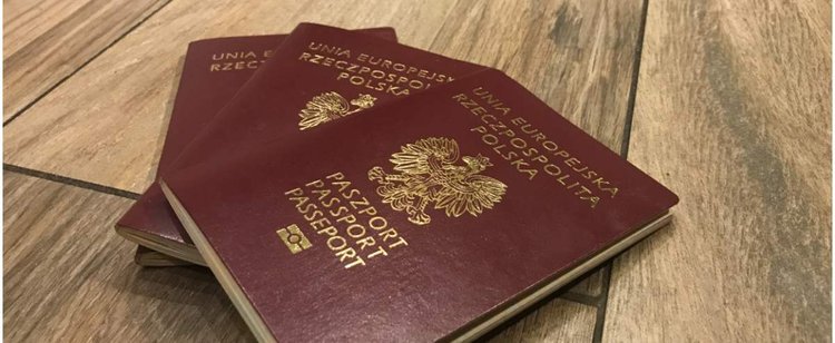 Najsilniejsze paszporty na świecie 2021. Spektakularny awans Polski