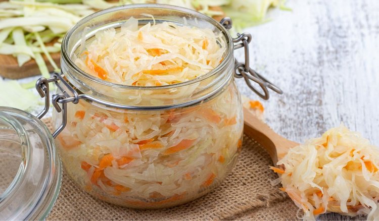 Prosta i pyszna młoda kapusta kiszona w słoiku. Perfekcyjna kiszonka na lata