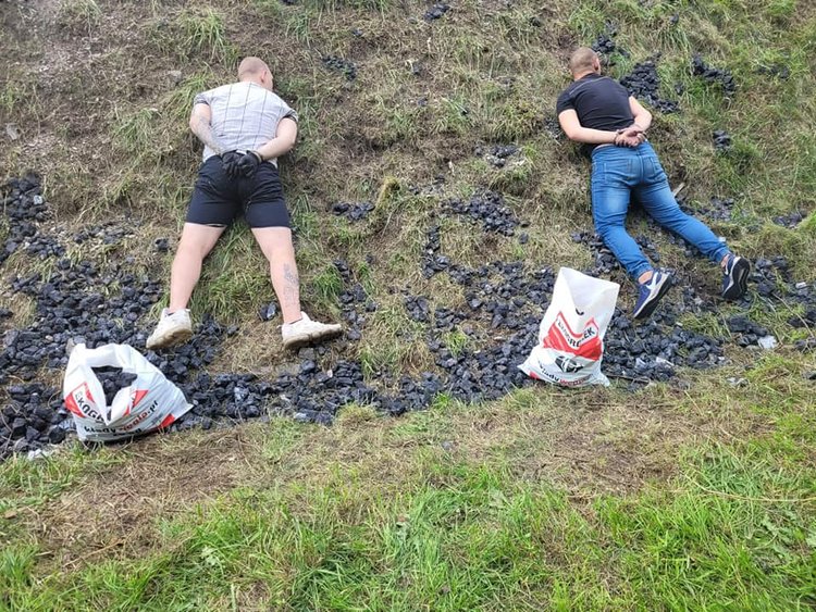 Próbowali ukraść węgiel z wagonów kolejowych. Chcieli go zabrać w 34 reklamówkach