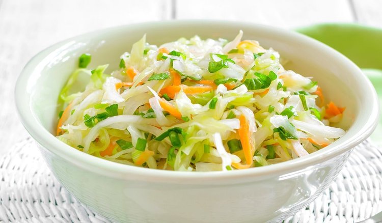 Surówka z kapusty lepsza niż w restauracjach. Przepis godny mistrzów kuchni