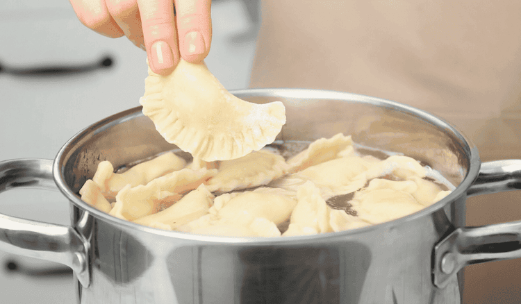 Jak gotować zamrożone pierogi? Garść cennych informacji