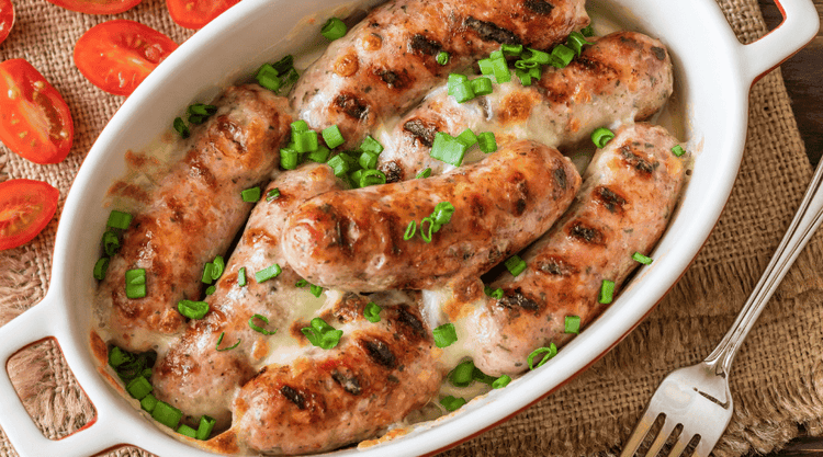 Wielkanocna pieczona biała kiełbasa w sosie chrzanowym. Nikt jej się nie oprze