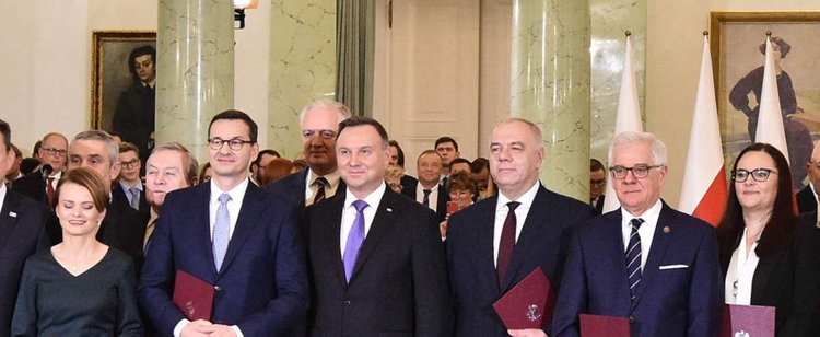 Sondaż: Połowa Polaków uważa, że rząd nie radzi sobie w walce z epidemią. A ty?