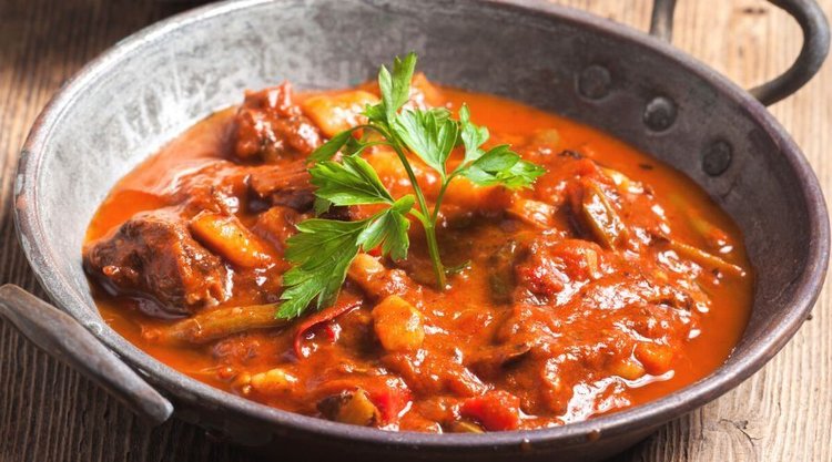 Jednogarnkowy gulasz węgierski. Sekret tkwi w wyjątkowej marynacie