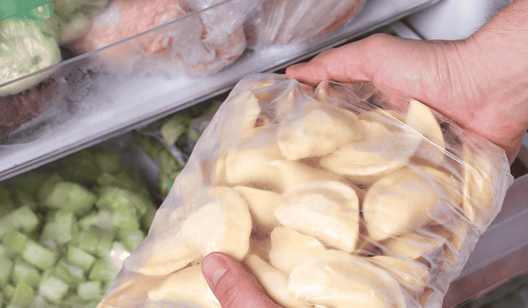 Pierogi mrozić surowe czy ugotowane? Żeby nie były twarde lub się nie rozpadały trzeba je zblanszować